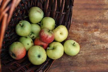 Eski bir sandalyede olgun taze elma ile Sepet. Hasat.
