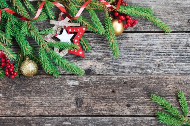 Köknar dalları ile Tatil Noel kartı, Holly çilek, dekorasyon, vb rustik ahşap arka plan.