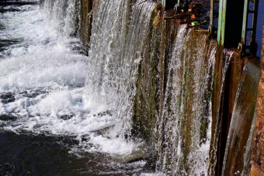 Flootgate akan su üzerinde ayrıntılı