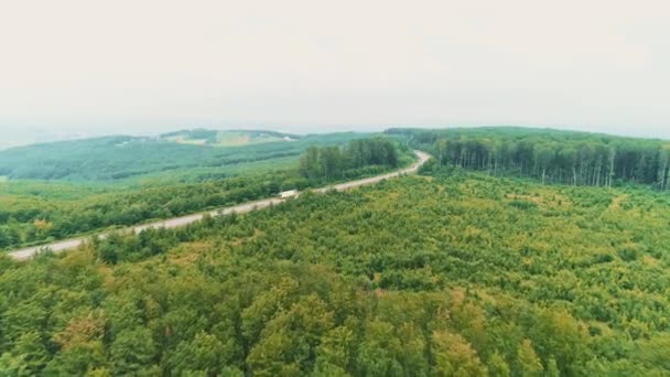 Engebeli manzara üzerinde yol boyunca sürüş araba havadan drone görünümü. 4k. — Stok video