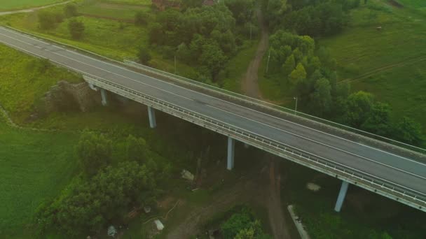 Samochody i ciężarówki w wysokiej mowy poruszają się wzdłuż autostrady. 4K. — Wideo stockowe