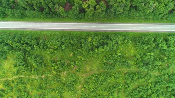 Vista aerea dall'alto della superstrada e le auto, muoversi rapidamente, facendo i loro affari. 4K . — Video Stock