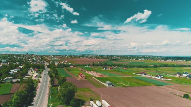 Een luchtfoto over een charmant klein dorps landschap. 4k. — Stockvideo