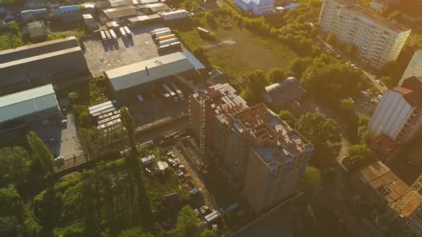 Construction site from a birds eye in town, so that the whole composition looks like cramped with bright shining sun. 4K. — Stock Video