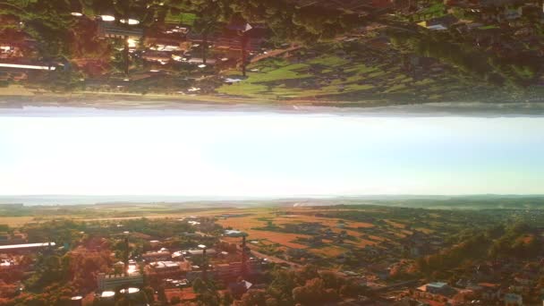 Spiegel horizon effect van prachtige woonwijk en groene weide met bomen, struiken eromheen, in een zonnige zomerdag. — Stockvideo