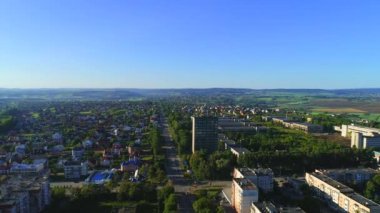 Drone, endüstriyel ve doğa yaşamının tüm beuty gösteren, şehrin merkezi üzerinde uçar. 4k.