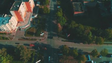 Denetimsiz geçiş üzerinde düşük sinek ve kasaba yerleşim alanı ile hareket ediyor araba, aşağıdaki. 4k.