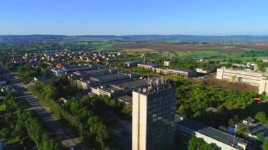 Havadan insansız hava aracı görünümünden yerleşim alanının manzarası. 4k.