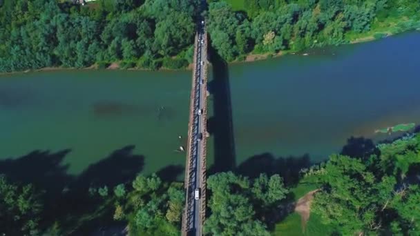 Trafik üst havadan görünümü, yol köprüsü uzak laştırma, muhteşem doğa arasında. 4k. — Stok video