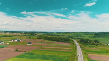 Havadan görünüm, muhteşem evleri ve peyzajlı bahçeleri ile güzel banliyölere ruhani gökyüzünden aşağı hareket eder.