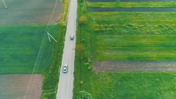 자동차의 공중 보기, 유익한 검은 토양 땅과 놀라운 풍경을 통해 아스팔트 도로에 오르막을 이동. 4k. — 비디오