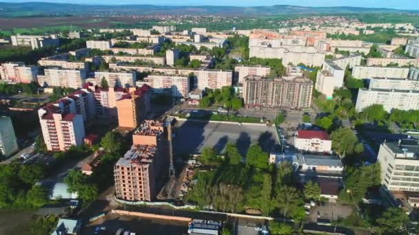 Topputsikt över stadskvarter på en solig dag. 4K. — Stockvideo