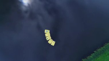 Doğal arka planda göl üzerinde yüzen birkaç paddeleboats looping havadan görünümü. 4k.