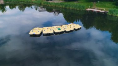 Etrafında inanılmaz doğayansıtan paddleboats ile güzel göl havadan görünümü. 4k.