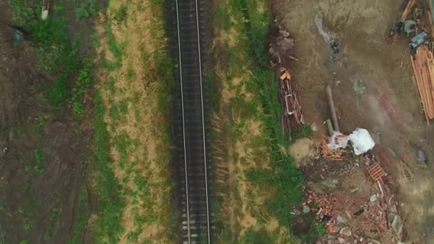 Veduta aerea di seguire vecchi binari ferroviari arrugginiti abbandonati. 4K . — Video Stock