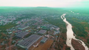 Saygın kentsel alanın havadan görünümü oluşturulması. 4k.