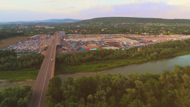 Flygvy över stor marknad med färgglada kiosker och shopping rum. 4K. — Stockvideo