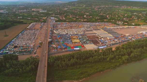 Letecký pohled na velké tržiště s pestrým kiosků a nákupními pokoji. 4k. — Stock video