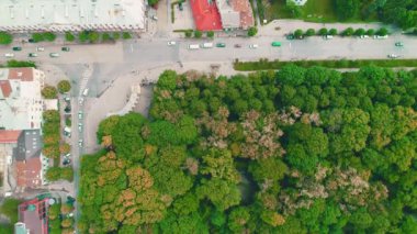 Araba havadan görünümü evengreen park alanı eksik çakıl yol boyunca hareket ediyor. 4k.
