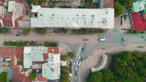 Aerial zooming out view of cars moving along the road, passing rotary intersection. 4K. — Stock Video