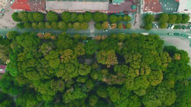 Hızlı arabalar hareket ile yoğun dikilen şehrin havadan üst görünümü. 4k.