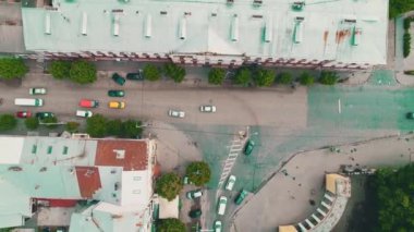 Şehir trafik parkı sokak kavşak drone görünümü. 4k.