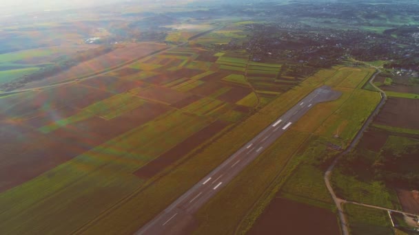 Kırsal alana yakın bir alanda bulunan küçük havacılık, havadan görünümü. 4k. — Stok video