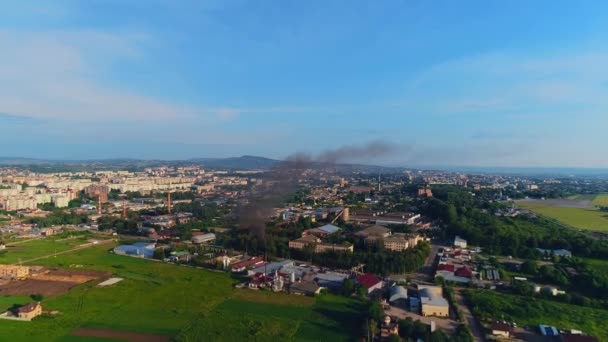 Aerial utsikt över natursköna landskap med höga kullar och berg, ligger nära staden med hög befolkning och växt, vilket är skadligt för miljön. 4K. — Stockvideo