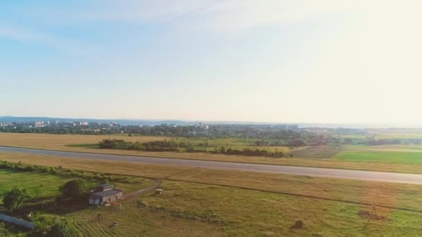 Vista aérea da pequena aviação, localizada perto da área rural. 4K . — Vídeo de Stock