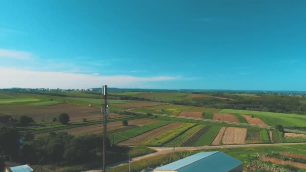 Повітряний безпілотник літає над фермерськими землями та будинками. 4-кілометровий . — стокове відео