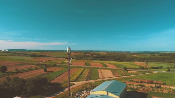 Vue aérienne supérieure de l'agriculture stockage de céréales dans un paysage naturel étonnant. 4K . — Video