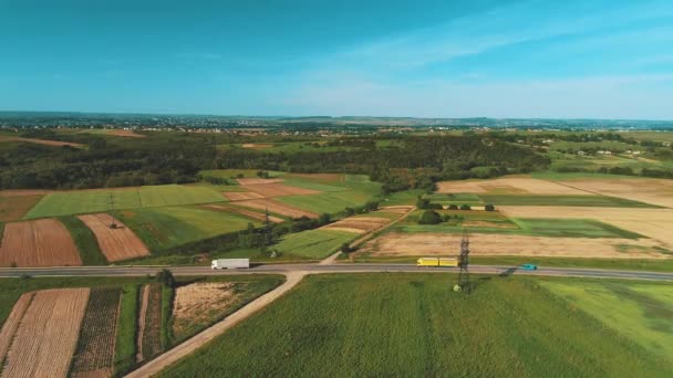 Una vista aérea sobre un encantador paisaje de pueblo pequeño. 4K . — Vídeos de Stock