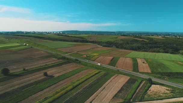 Flygvy rör sig lägre från eterisk himmel till vackra gårdar och färgglada fält.. — Stockvideo
