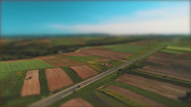 Luchtfoto beweegt lager van etherische hemel naar prachtige werven en kleurrijke velden.. — Stockvideo