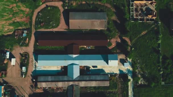 Vista aérea de la construcción de edificios residenciales en zona rural con naturaleza escénica. 4K . — Vídeos de Stock