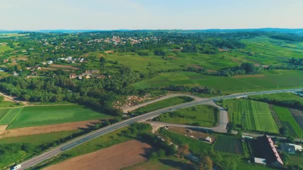 Pemandangan udara desa dan pengalihan jalan disepanjang jalan. 4K . — Stok Video