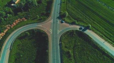 Çatal yolun havadan drone görünümü ve birbirlerinden eksik olan arabalar. 4k.