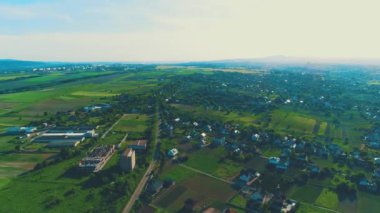 Son derece güzel banliyö mahalleleri, evler ve bahçelerin havadan görünümü onları etrafında. 4k.