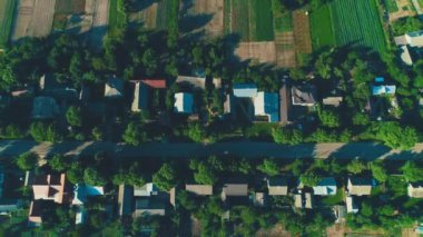 Bir yaz gününde renkli banliyösünde havadan görünümü. 4k.