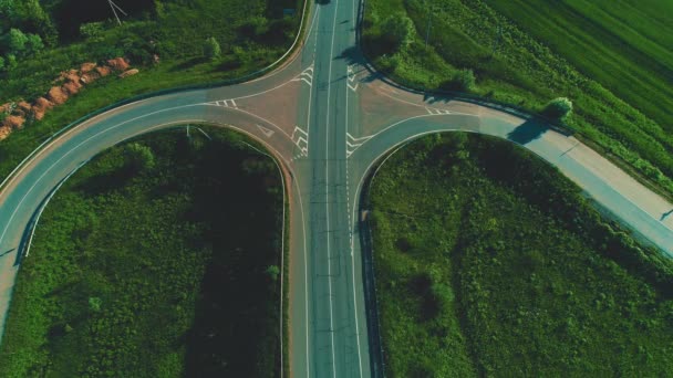 Drone-weergave van auto's verkeer op snelweg vork kruisingen. 4k. — Stockvideo