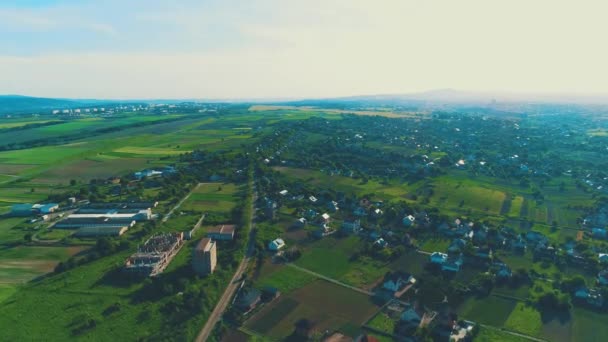 Letecký pohled na mimořádně krásné předměstské čtvrti, domy a loděnice dokumentovat problémy nich. 4k. — Stock video