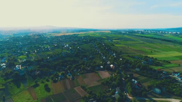 Imagens aéreas a passar por cima das casas durante o verão. 4K . — Vídeo de Stock