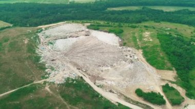 4k drone havadan görünüm. Vadi arasında çevre felaketinin en iyi görünümü.