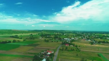 Drone pitoresk köy üzerinde uçuyor. 4k