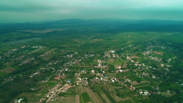 Aerial utsikt över förvåna byn i bergen. Fågelperspektiv. 4K. — Stockvideo