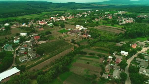 매력적인 작은 마을 풍경의 공중 보기. 4k. — 비디오