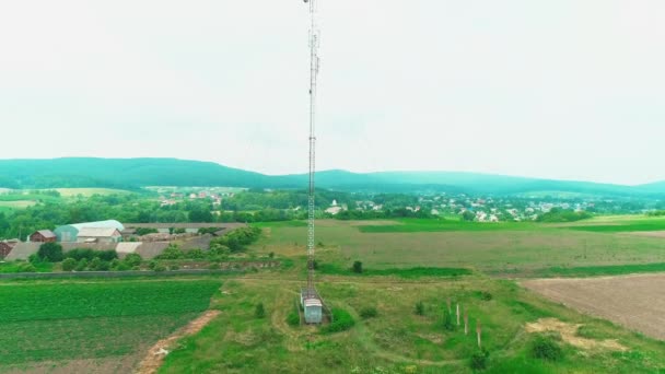 Vista aérea del paisaje escénico. Torre de comunicación dentro de la agricultura de naturaleza granja en el campo rural lugar. 4K . — Vídeos de Stock