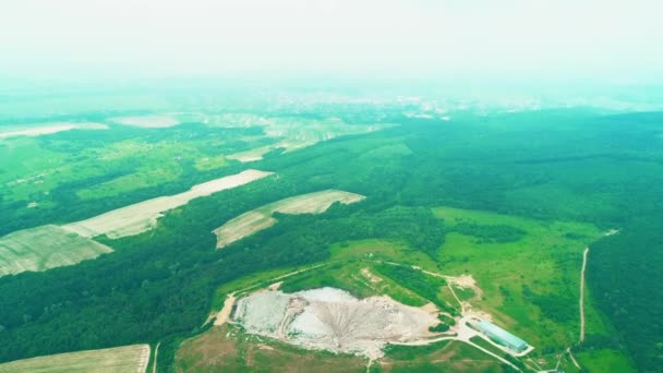 Luchtfoto panoramisch uitzicht van enorme stad vuilnis dump onder de natuur. Stortplaats. 4k. — Stockvideo