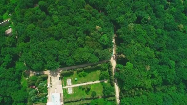 Luchtfoto van huizen omsloten door onverharde wegen en bossen. 4k. — Stockvideo