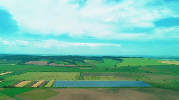 Η γεωργία συνδυάζεται με τη νέα τεχνολογία. Οι ηλιακές μπαταρίες είναι ανάμεσα σε μεγάλα πεδία. 4K. — Αρχείο Βίντεο